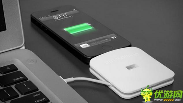 簡約又省空間的iPhone墻壁充電底座