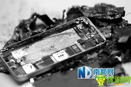 新買iPhone5S土豪金 開機(jī)自爆 電池?zé)苫覡a