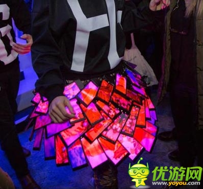 Nokia X時(shí)尚亮瞎眼：80只手機(jī)組成智慧裙