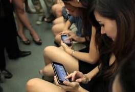 奇葩的父母：火車上玩手機(jī)入迷致6歲孩子走丟