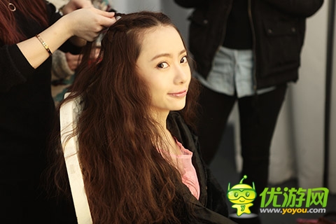 街機(jī)格斗控劉萌萌 追《女神的斗士》測(cè)試檔期玩游戲