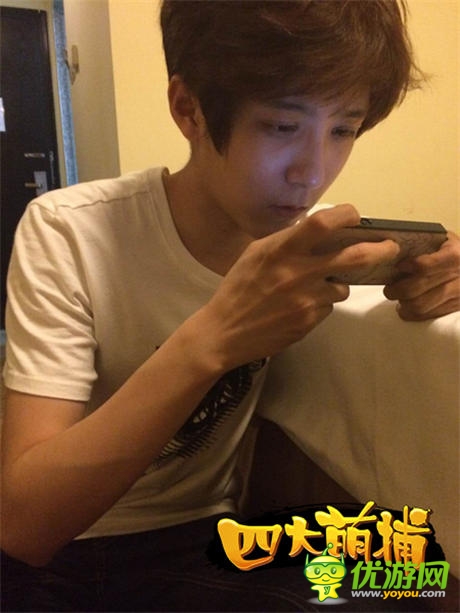 孔舒航沉迷《四大萌捕》特邀粉絲為“凌碩”畫(huà)角色