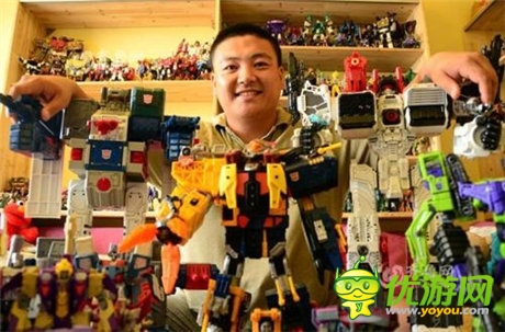 青島小夫妻收藏變形金剛12年 耗資20多萬(wàn)元