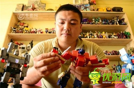 青島小夫妻收藏變形金剛12年 耗資20多萬(wàn)元
