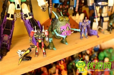 青島小夫妻收藏變形金剛12年 耗資20多萬(wàn)元