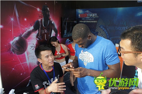NBA籃球國度揭幕 格林?jǐn)y球迷暢玩《NBA夢(mèng)之隊(duì)》