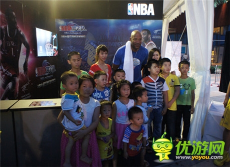 下一個(gè)是誰?羅恩?哈珀親臨《NBA夢(mèng)之隊(duì)》展臺(tái)