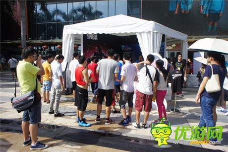 下一個(gè)是誰?羅恩?哈珀親臨《NBA夢(mèng)之隊(duì)》展臺(tái)