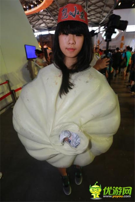 “包”小姐《三國戰(zhàn)紀》展臺露“陷”