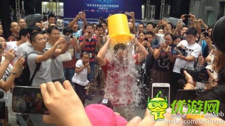 周鴻祎完成冰桶挑戰(zhàn)，挑戰(zhàn)馬化騰