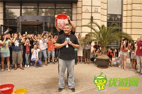 觸控科技CEO陳昊芝完成冰桶挑戰(zhàn) 點(diǎn)名中手游CEO肖健