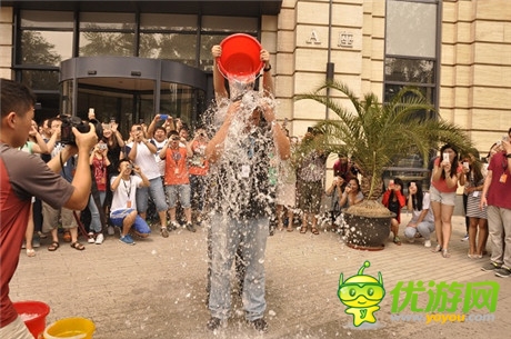 觸控科技CEO陳昊芝完成冰桶挑戰(zhàn) 點(diǎn)名中手游CEO肖健