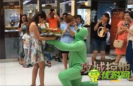 男子COS《攻城掠地》中的大樹 向女子求婚